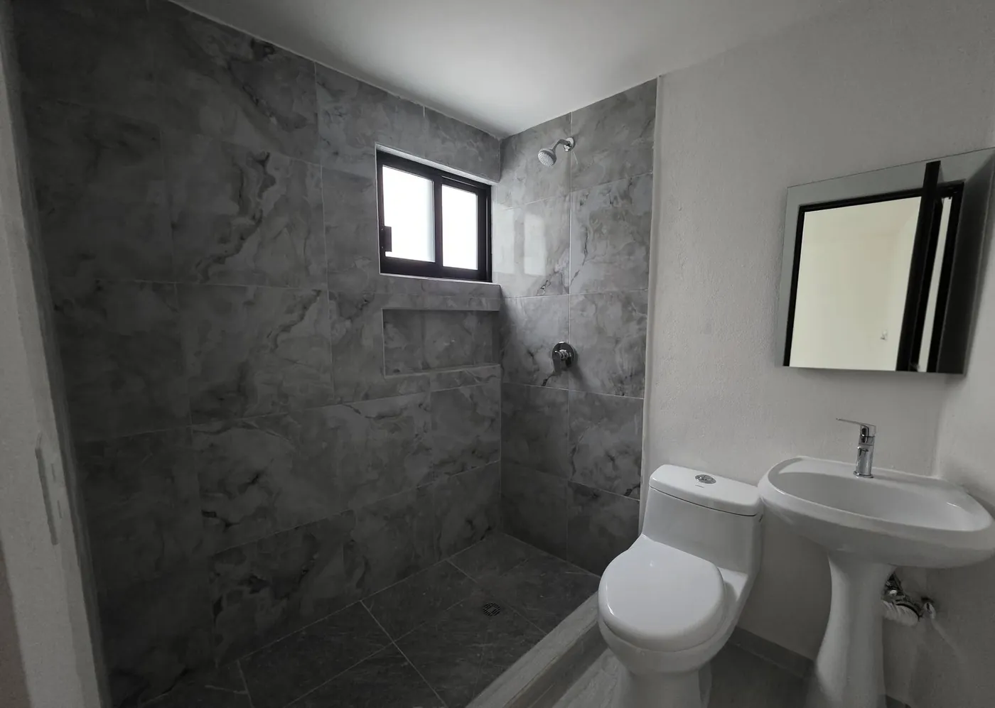 El baño vacío, como venía en el anuncio