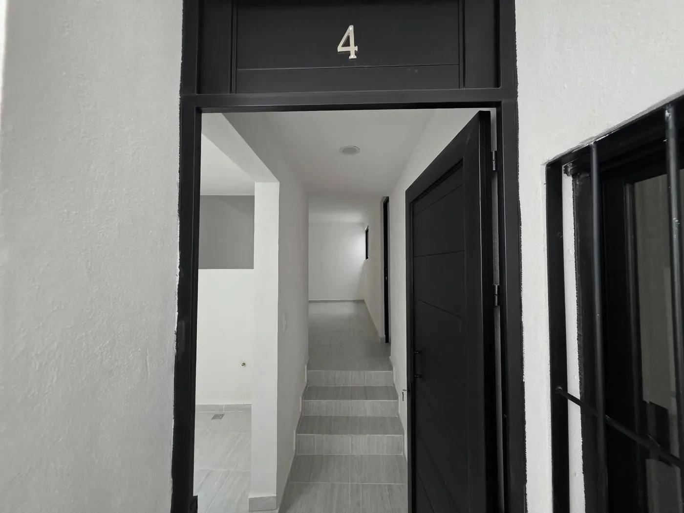 La puerta del departamento y el pasillo, vacíos